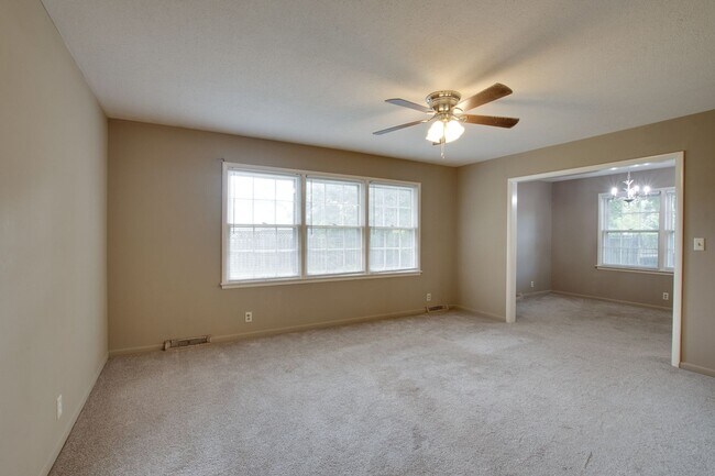 Building Photo - 904 SE Chatterson Rd