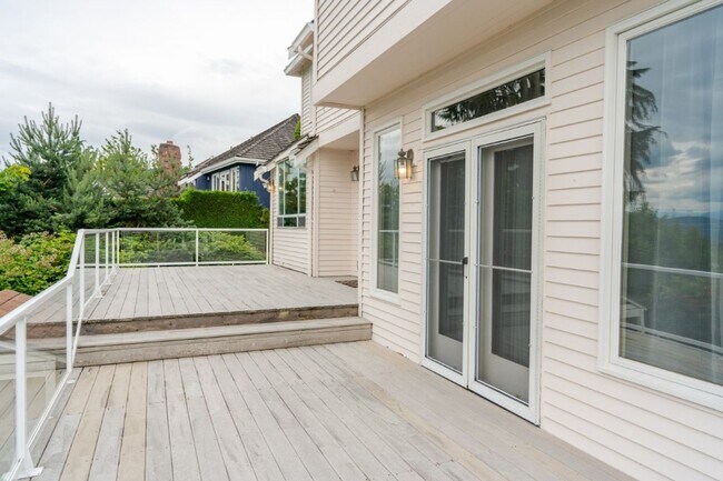 Building Photo - 3Bd/3Ba Bellevue House