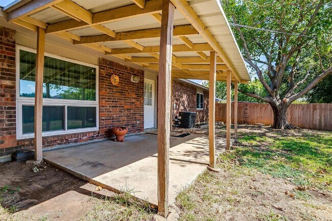 Building Photo - Cozy meets stylish in this 3 bedroom + 2 b...
