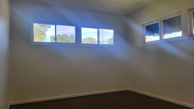 Building Photo - 4-bedroom 3 bath house in Granada Hills