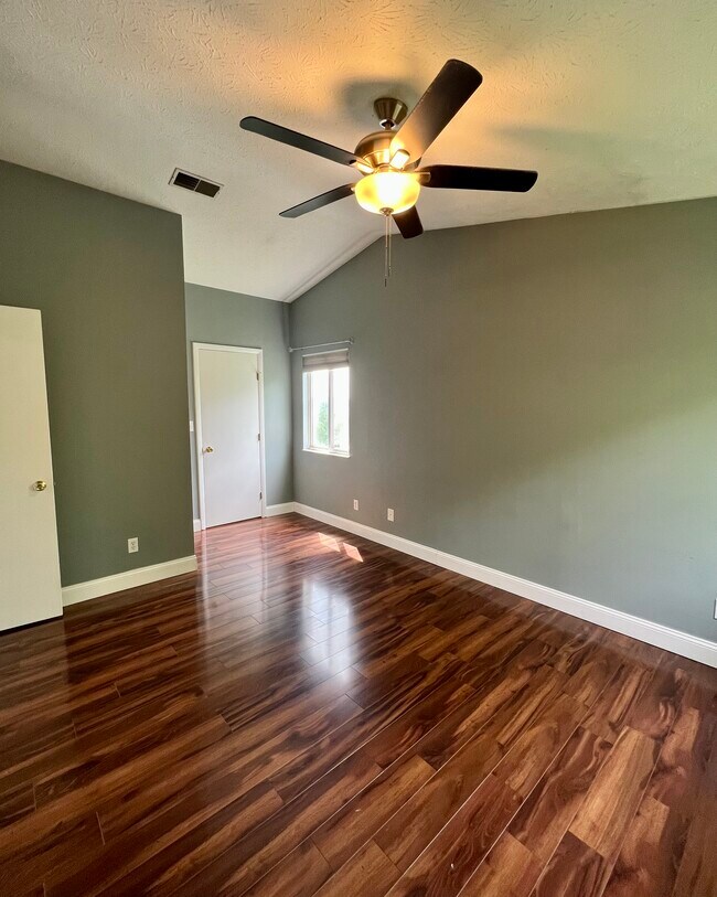 Building Photo - 8859 Eagleview Dr