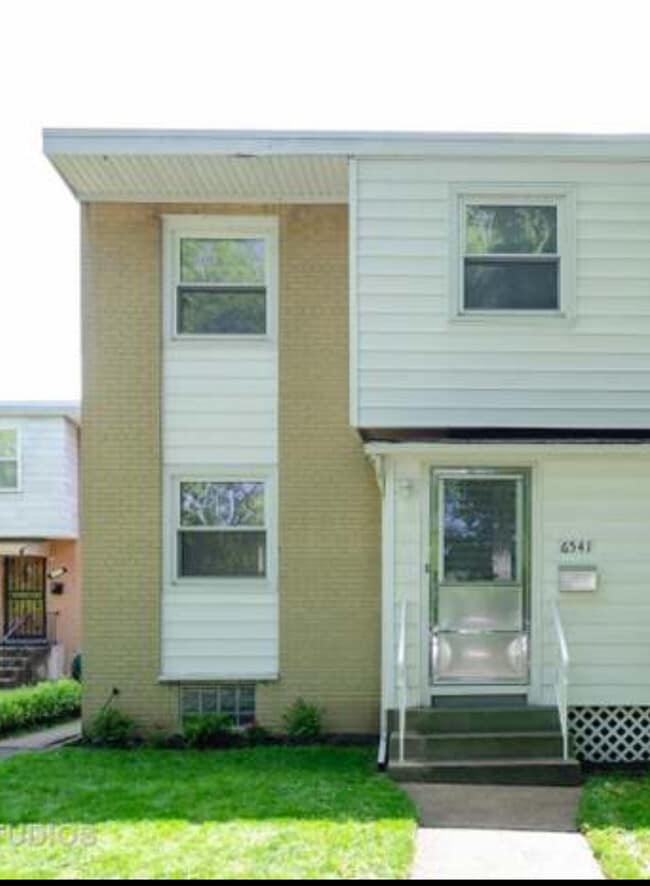 Building Photo - 6541 N Kedzie Ave