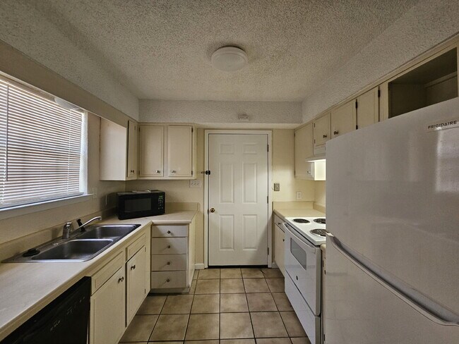 Building Photo - "$500 OFF FIRST MONTHS RENT!!  Charming 3-Bedroom Oasis with 2 Full Baths in Pensacola's Scotland...