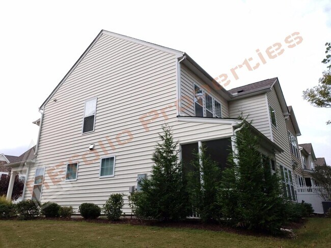 Building Photo - Beautiful 5 Bedroom End Unit Townhouse wit...