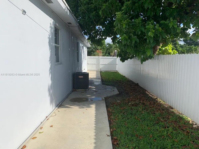 Building Photo - 1762 NW 15th St
