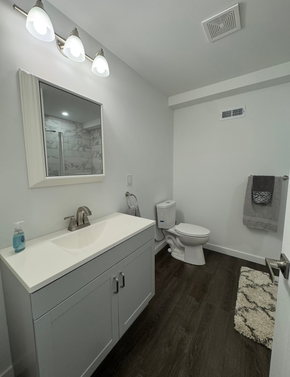 full bathroom - 3520 W Allegheny Ave