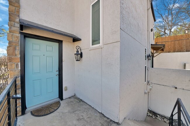 Building Photo - 2303 Park Hill Dr