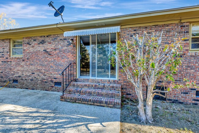 Building Photo - Single story, brick, ranch-style home clos...