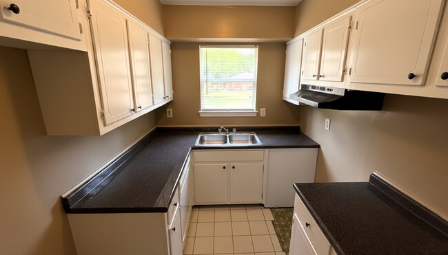 Building Photo - 837 Candace Dr