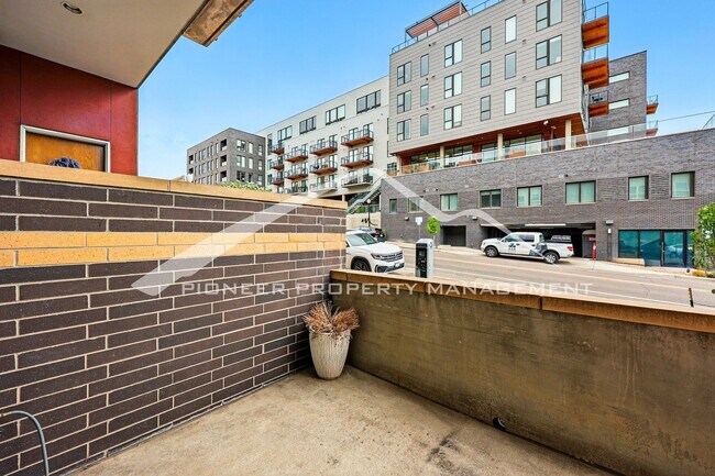 Building Photo - Spacious LoHi Condo with Washer/Dryer and ...