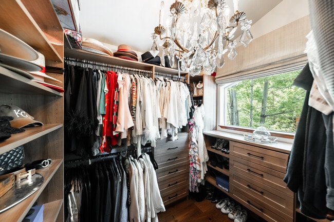 Building Photo - 198 Country Club Dr