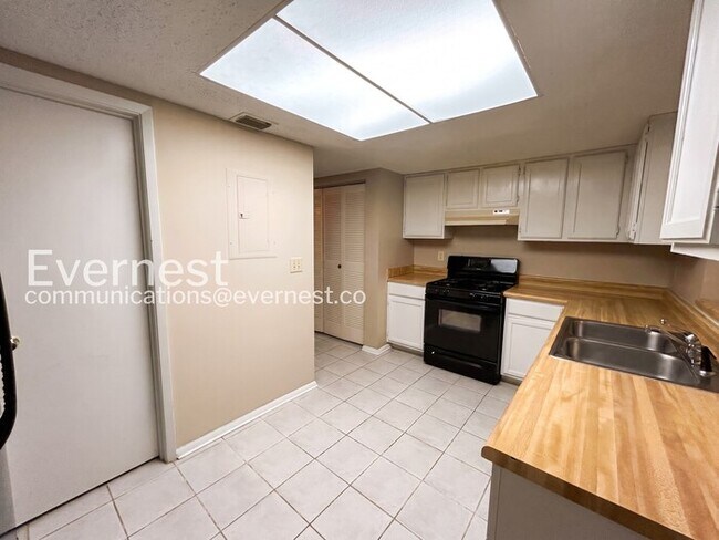 Building Photo - Spacious 2 Bed, 2 Bath Condo with Modern Amenities / No Pets Allowed / Available No!
