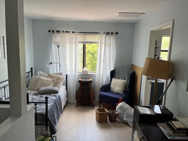 Building Photo - 830 Blackburn St