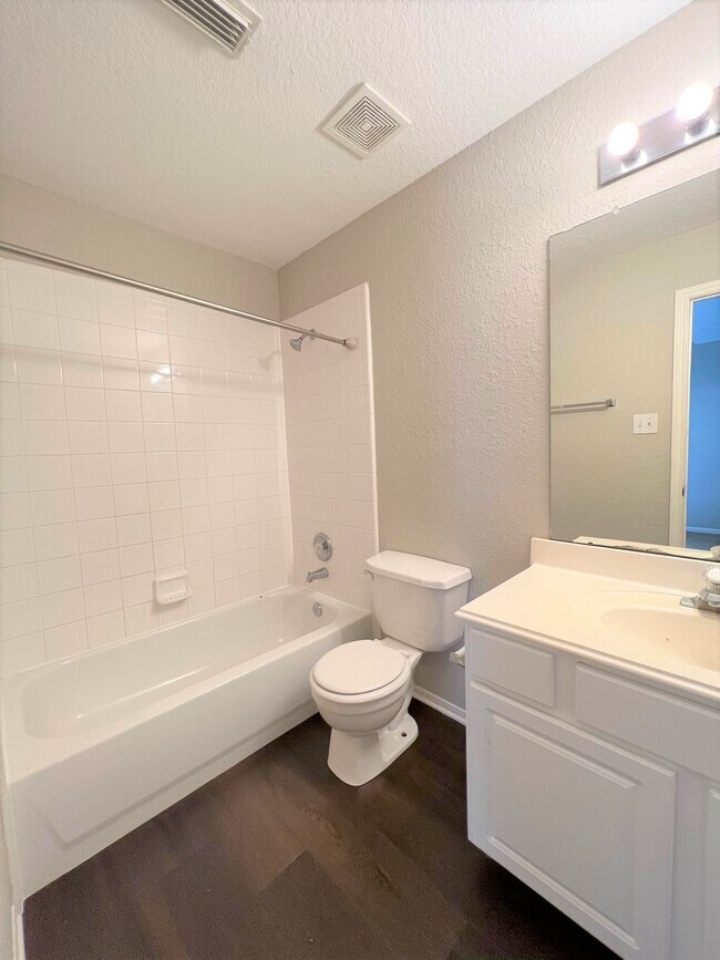 Ensuite bathroom - 2647 Katie Harbor Dr