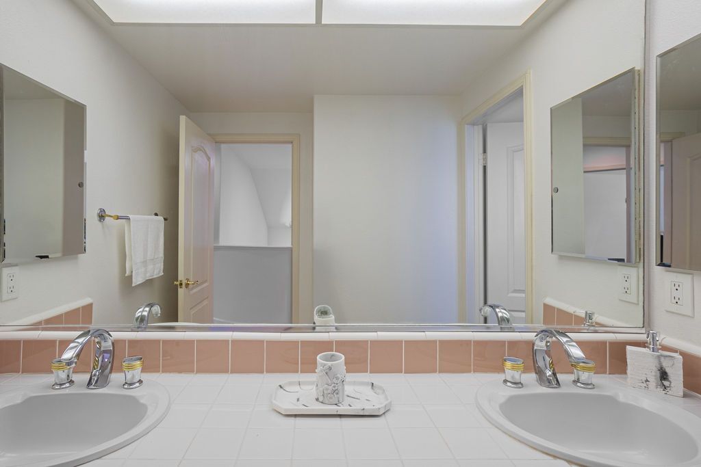 Building Photo - 1651 Fox Springs Cir
