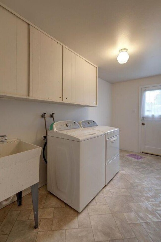 Building Photo - Spacious 4 Bedroom/3ba Bath Bellevue Home Available Now!
