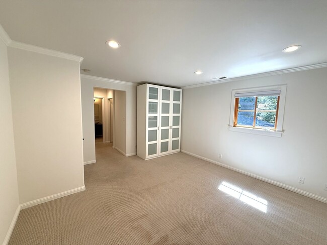 Building Photo - CRAFTSMAN 5BD / 3.5BA HOME ON DESIRABLE CU...