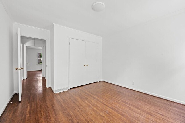 Building Photo - Charming 3BR/2.5BA Ranch-Style Home in the...
