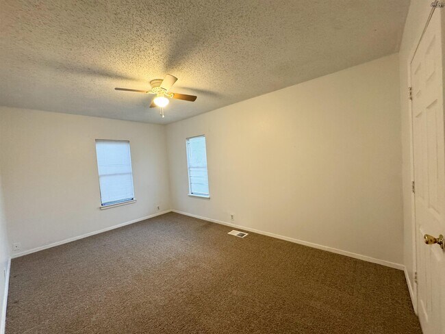 Building Photo - 615 Sunset Dr