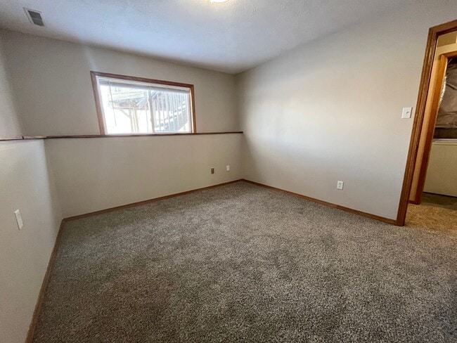 Building Photo - 5 Bed/2 Bath West Side Home!