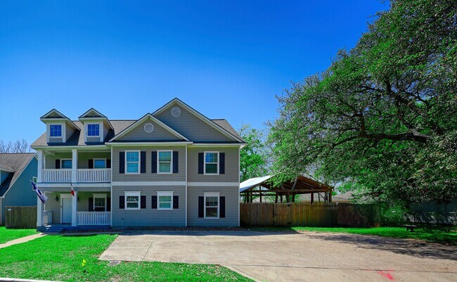 Building Photo - 1122 Detroit St