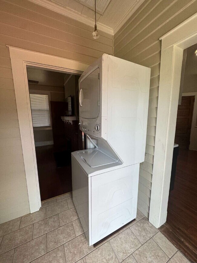Building Photo - Charming 1 Bedroom Apartment in Chicopee V...