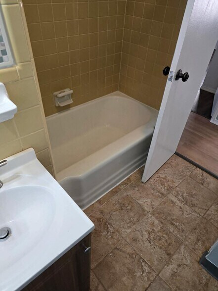 Building Photo - 1702 Wakefield Dr NE