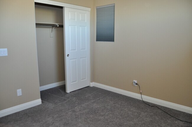 Building Photo - Fabulous 3 bedroom home in gated community!