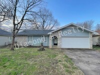 Building Photo - Charming 3 Bedroom Home Available Early July!