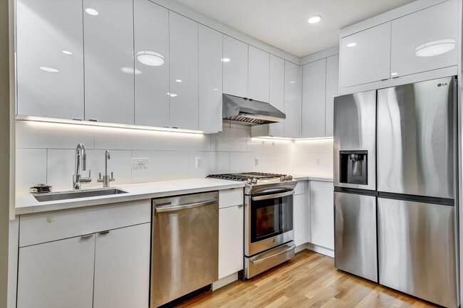 Building Photo - Spacious and Tastefully Remodeled Upper Flat