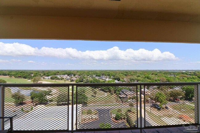 Building Photo - 825 Bayshore Dr