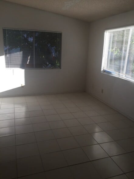 Building Photo - 793 W Mesa Verde Dr