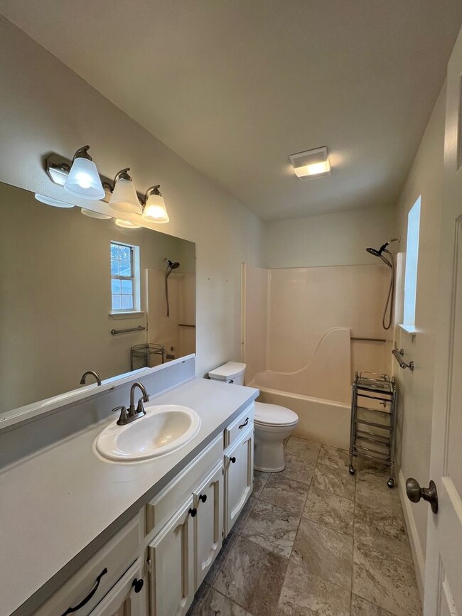 Building Photo - CHARMING HOME IN LIVE OAK VILLAGE