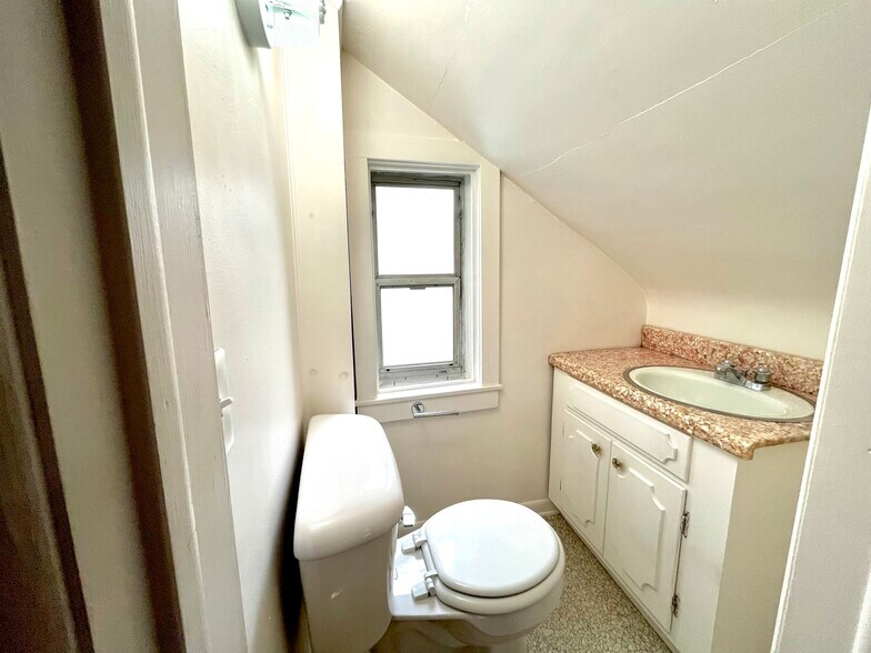 Building Photo - 706 Grand Ave NE