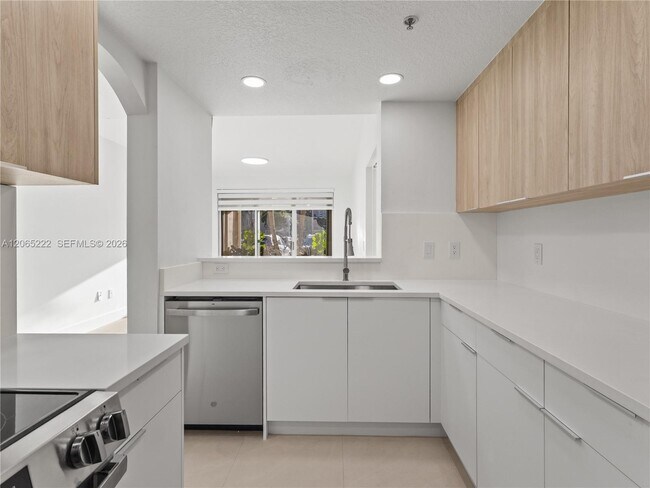 Building Photo - 6420 NW 114th Ave