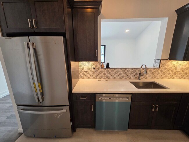 Building Photo - Newly Renovated 3 Bedroom Apartment - Poug...