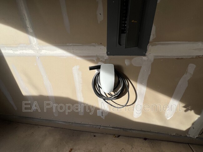 Building Photo - 3644 Clear Creek Rd