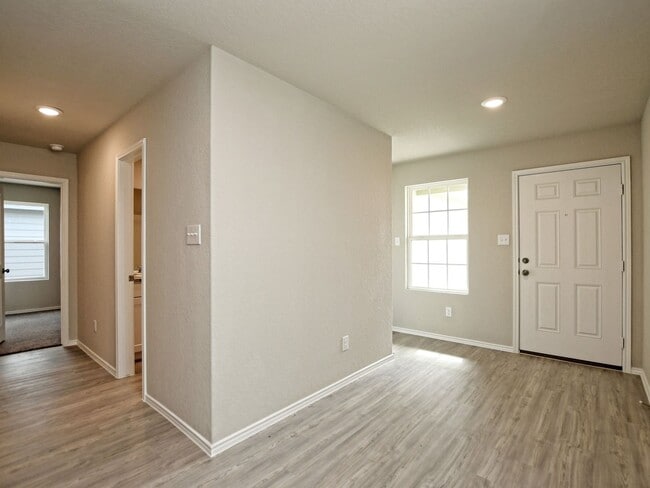 Building Photo - BEAUTIFUL 4BR/2BA - 1627 SF - WATERWHEEL!