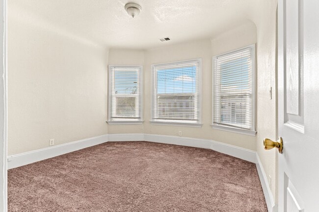 Building Photo - Massive 1,200 Sq Ft Renovated 3BR/2BA w/ Master Suite