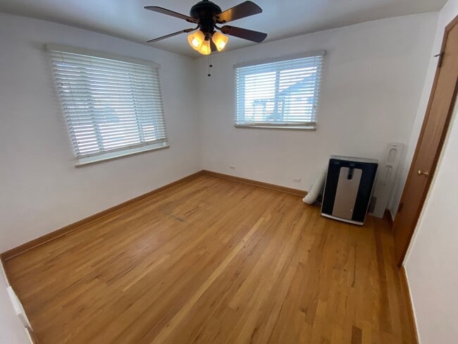 Building Photo - Simply Adorable Two Bedroom Apartment right near Denver University