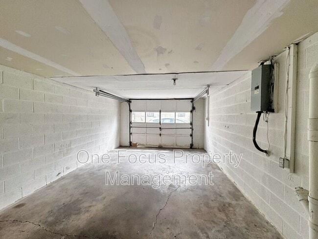 Building Photo - 220 Peach St