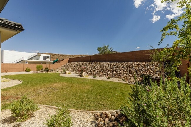 Building Photo - 3 bed plus office / 2.5 bath / 3 car Singl...
