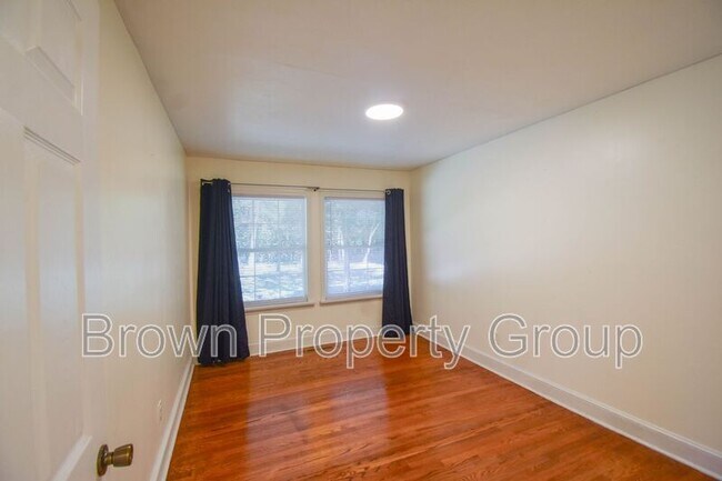 Building Photo - 3022 Cliffdale Rd