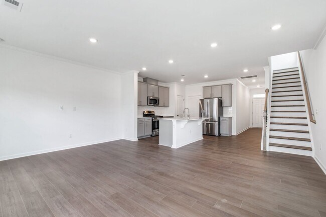 Building Photo - Spacious End-Unit 3-Bedroom Townhome in Pr...