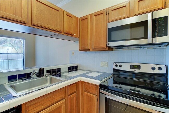Building Photo - 2802 Nueces St