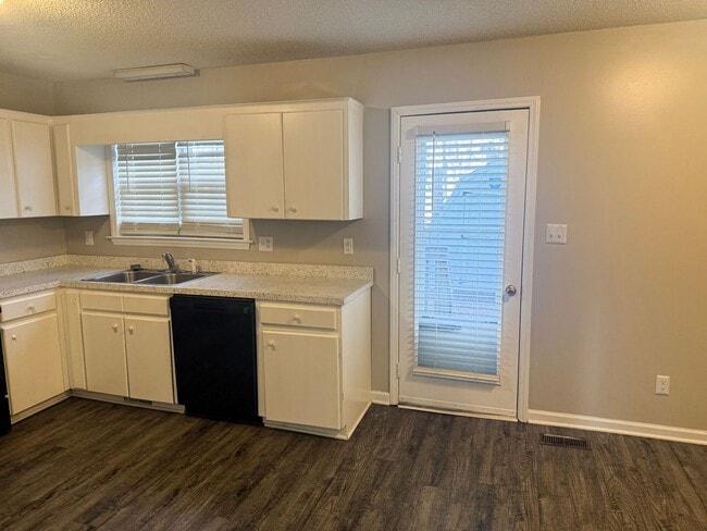 Building Photo - 113 Henley Pl