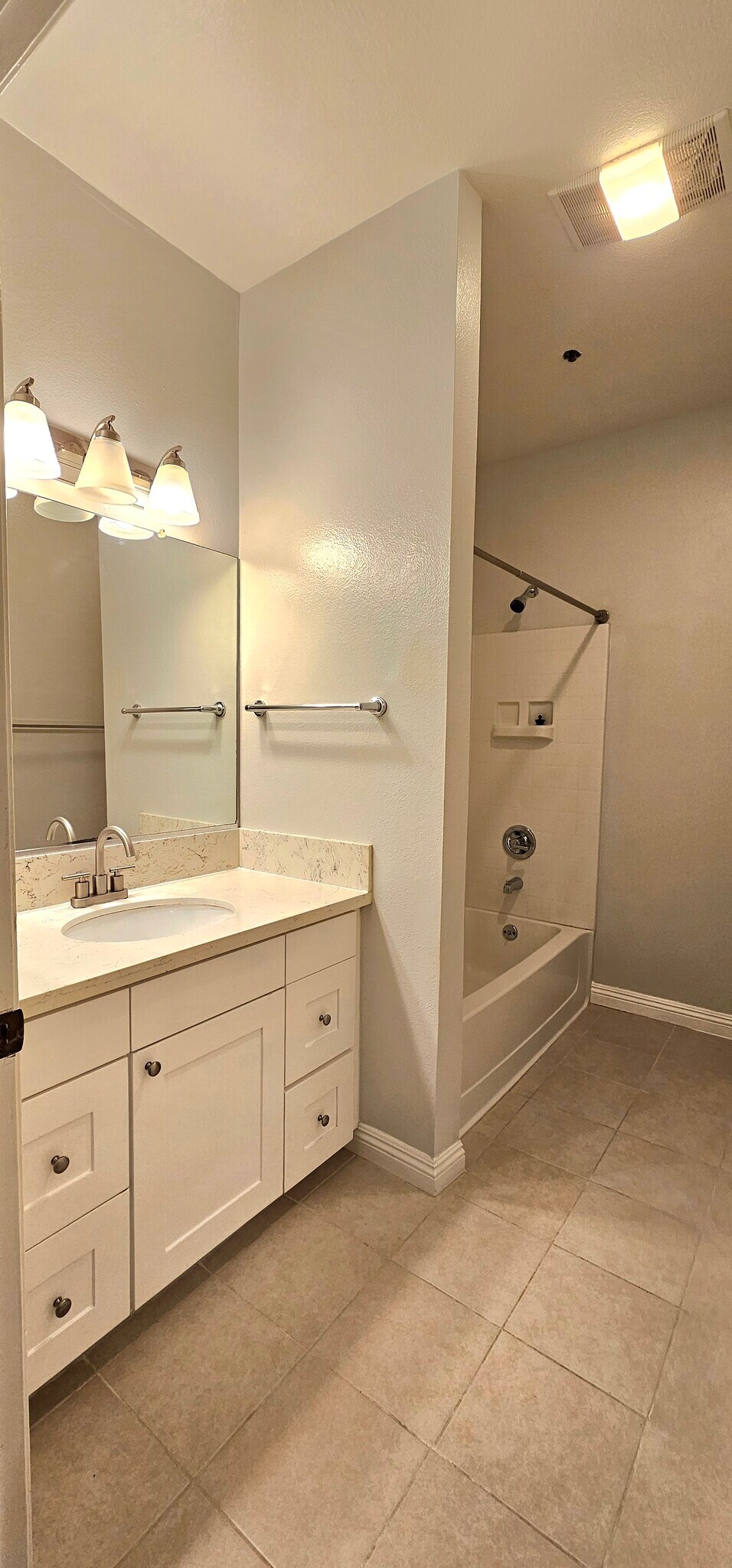 full bathroom - 533 S St Andrews Pl
