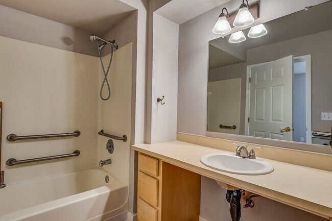 Building Photo - 2 Bed + Den/Office 2 Bath Ground level Condo