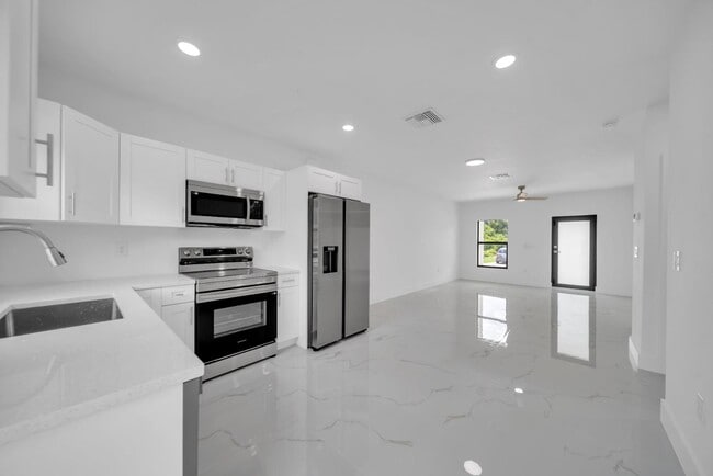 Building Photo - 2413 Quentin Ave S