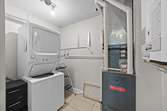 Building Photo - 2105 N Keebler Ave